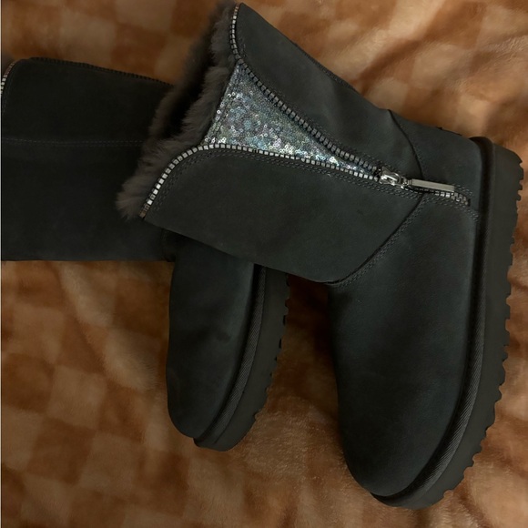 Grey sequins and zipper Ugg boots - Picture 5 of 11